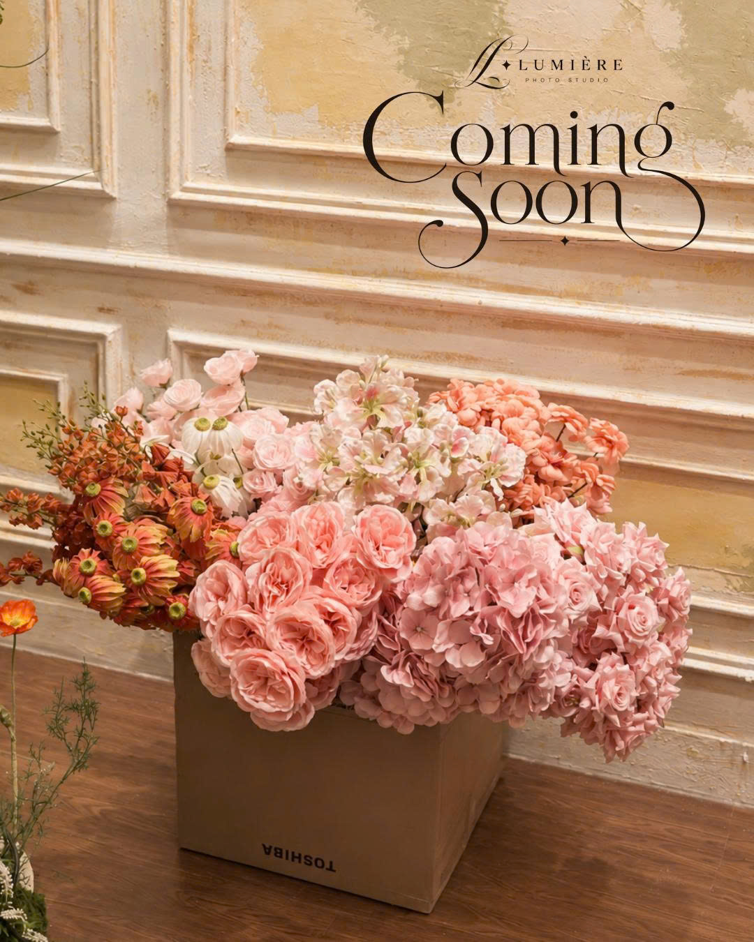 Bó hoa sắc hồng bên tường kem và sàn gỗ, poster Coming Soon Lumière