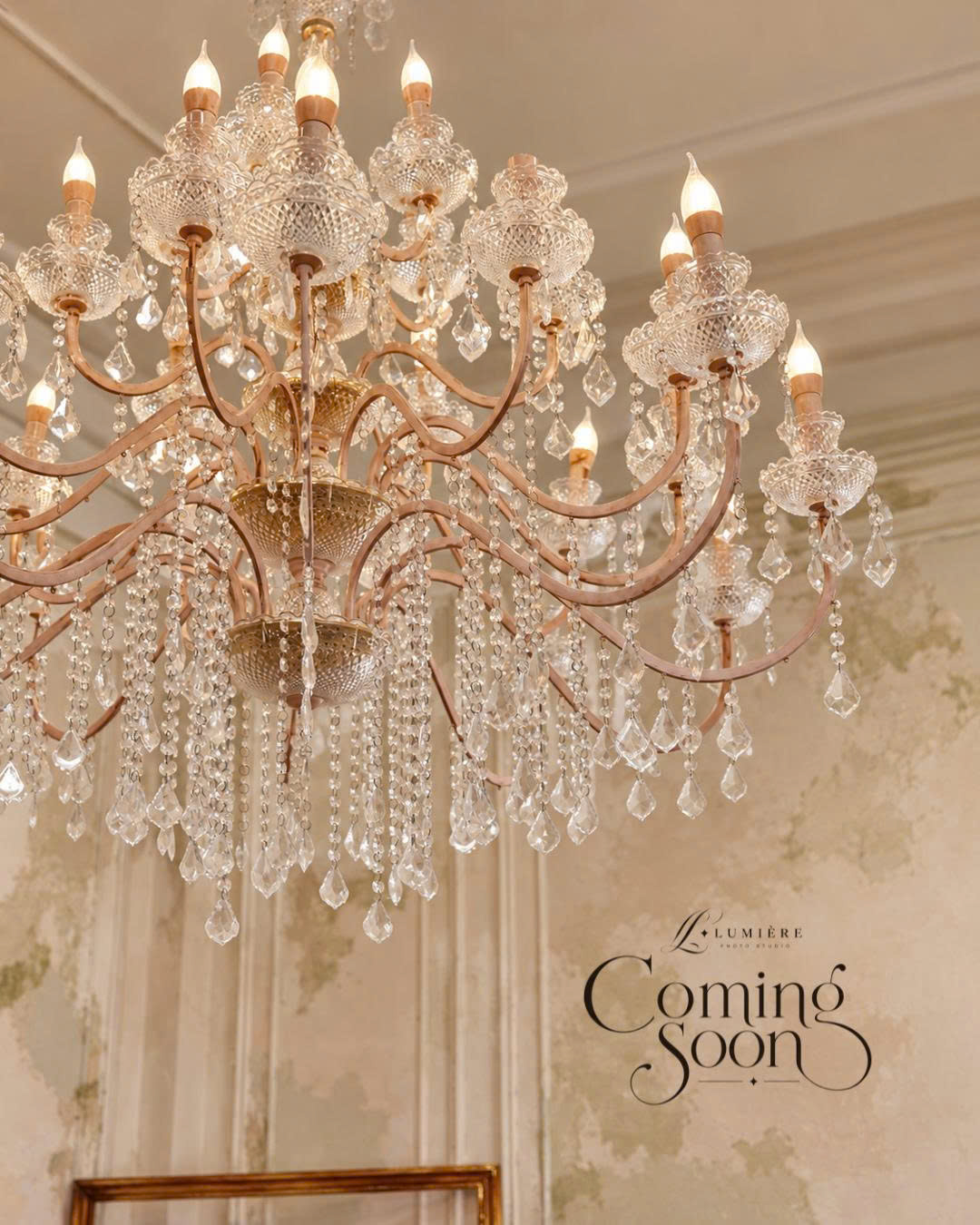 Đèn chùm pha lê trong ánh sáng vàng ấm, poster Coming Soon Lumière