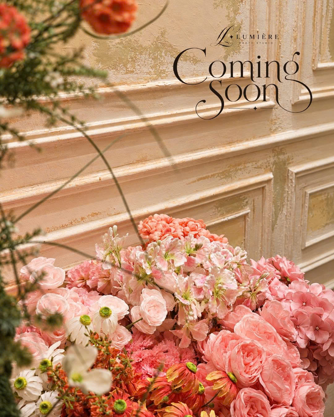 Cận cảnh hoa hồng và cẩm tú cầu bên phào chỉ cổ điển, poster Coming Soon Lumière